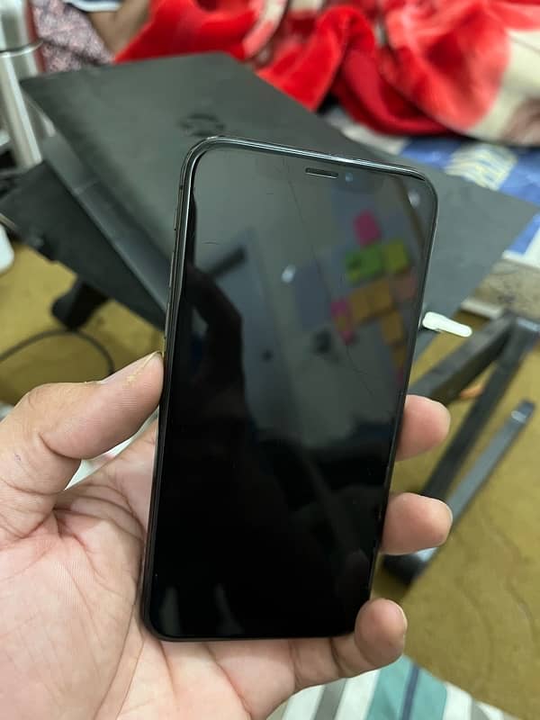 iPhone XS, front and back glass cracked, working ok 0