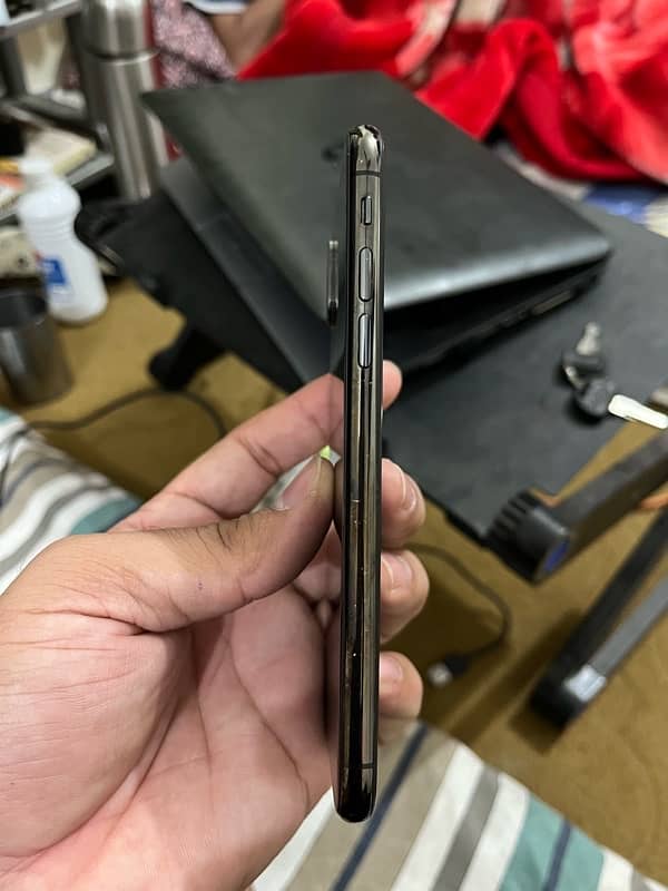 iPhone XS, front and back glass cracked, working ok 3