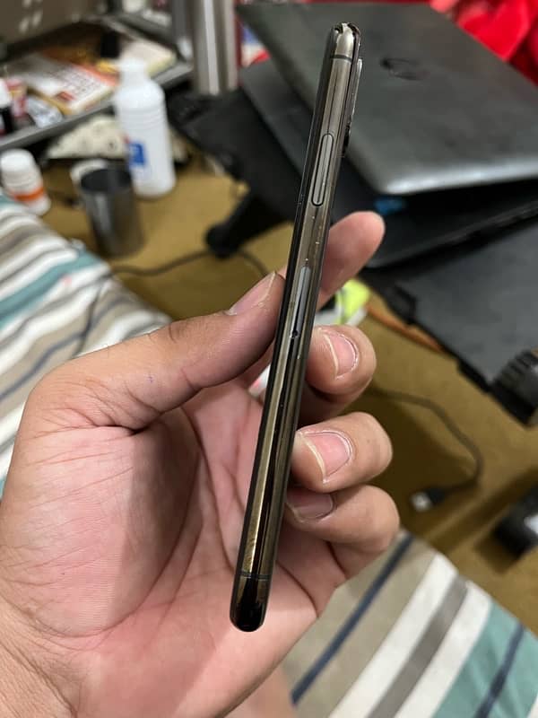 iPhone XS, front and back glass cracked, working ok 4