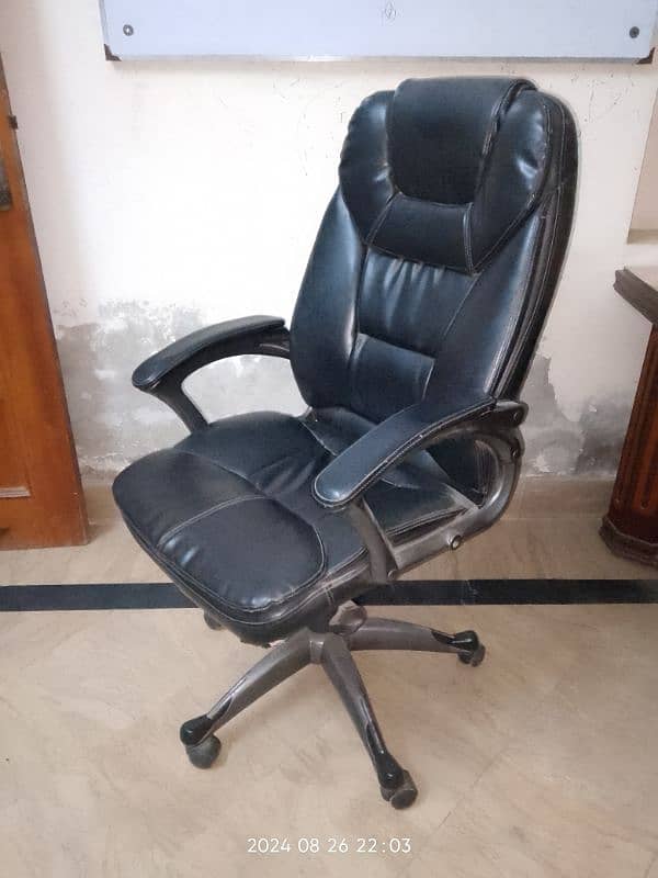 Office table chair for sale in Multan 2