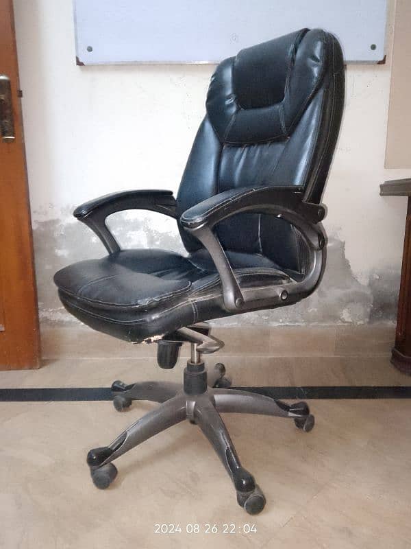 Office table chair for sale in Multan 3