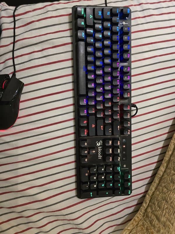 Mechanical RGB gaming keyboard B975 and gaming mouse 2