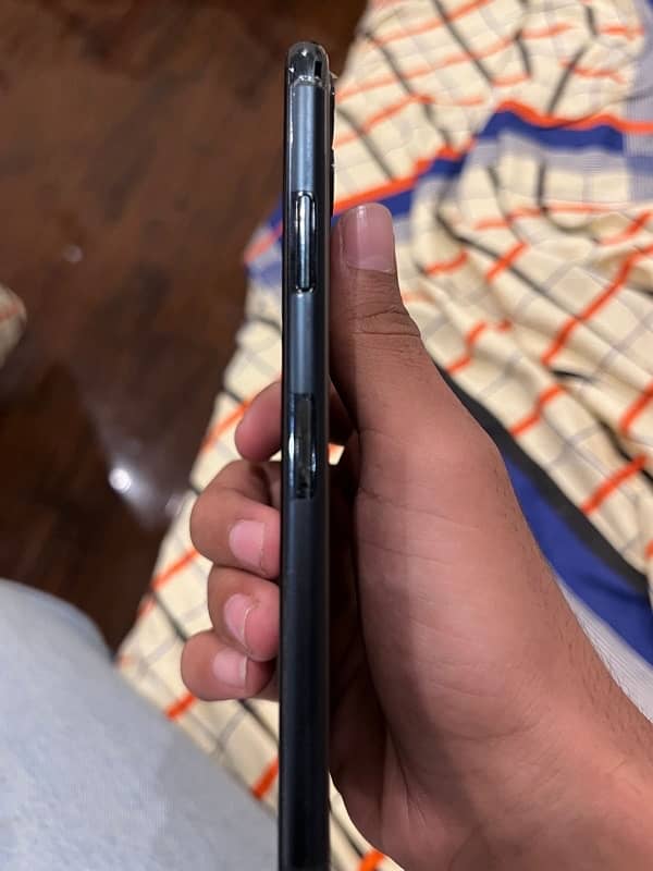 iPhone 11 Pro Max pta approved 64 gb screen crack hy thori touch ok hy 3