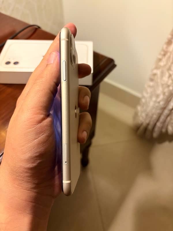 iPhone 11 (White) 1