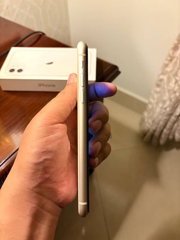 iPhone 11 (White) 3