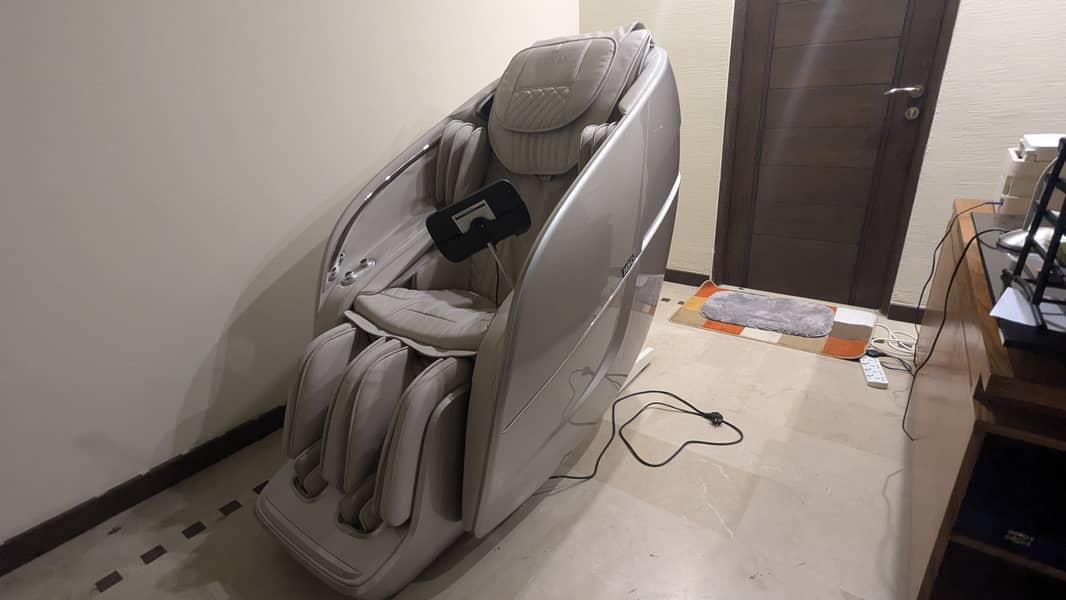 Zero U Space Massaging Chair 1