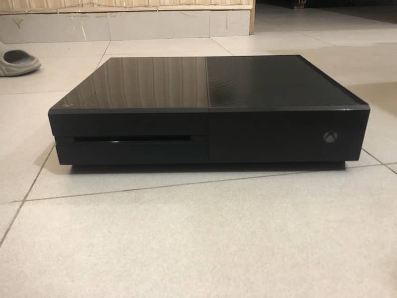 X Box One 500GB with wireless controller 1