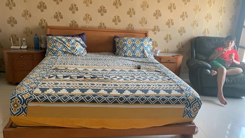 i m selling my full bed room set without mattress 2