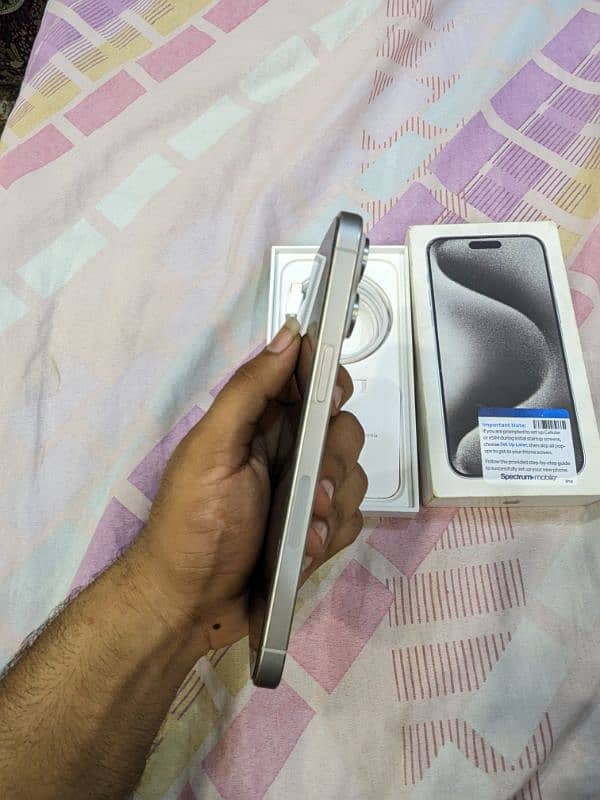 Iphone 15 pro max White titanium 4