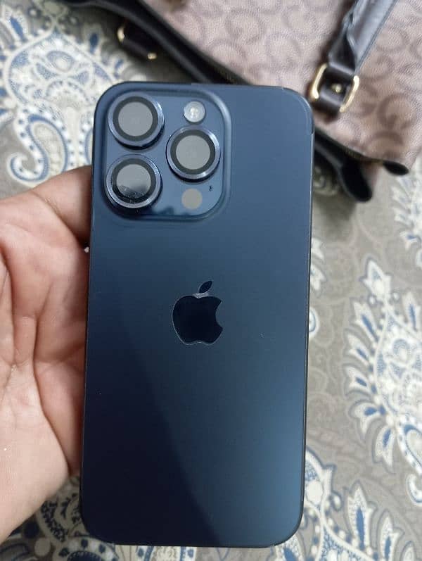 iPhone 15 pro jv tatinum blue 128 gb 3