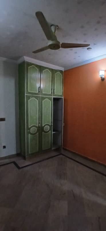 5 marla upper portion for rent near emporium 8