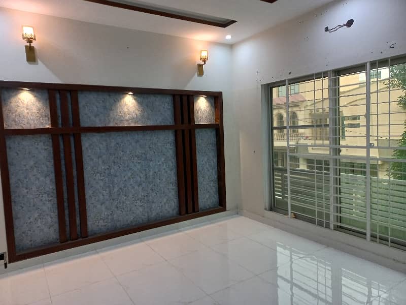 10 Marla House available for sale in Wapda Town Phase 1 - Block K2, Lahore 1