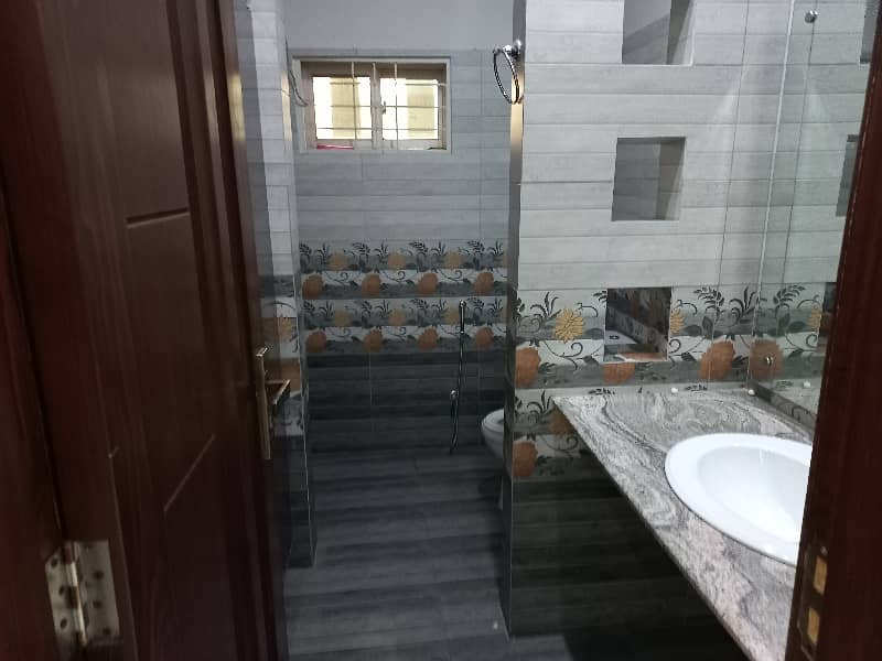 10 Marla House available for sale in Wapda Town Phase 1 - Block K2, Lahore 2