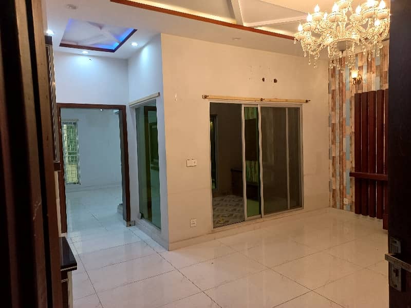 10 Marla House available for sale in Wapda Town Phase 1 - Block K2, Lahore 5