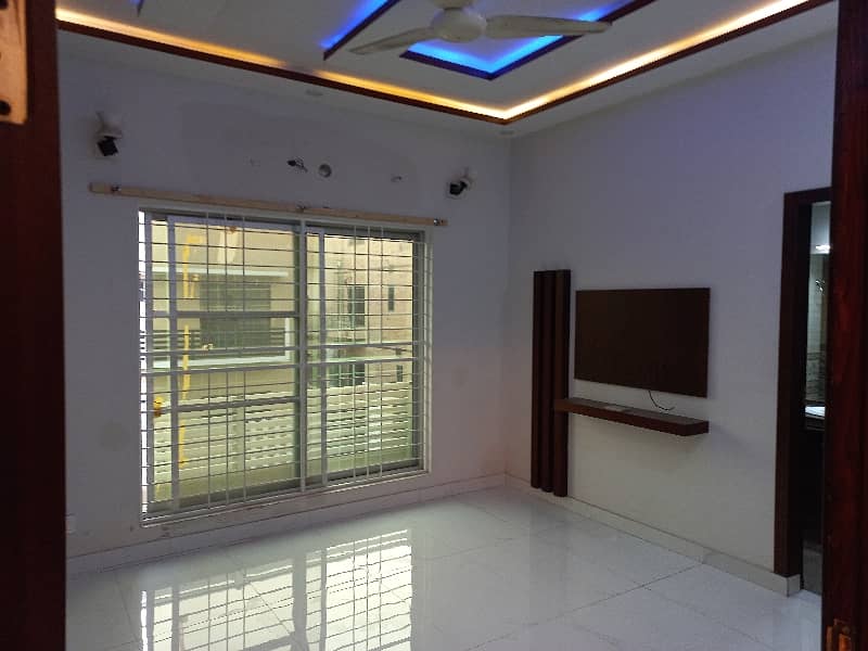 10 Marla House available for sale in Wapda Town Phase 1 - Block K2, Lahore 8