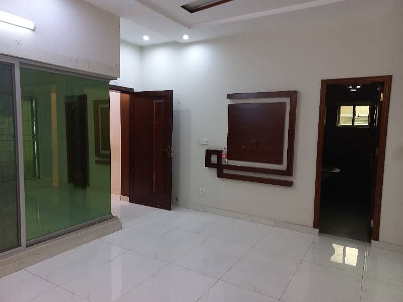 10 Marla House available for sale in Wapda Town Phase 1 - Block K2, Lahore 12