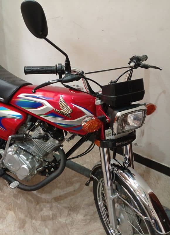 Brand New condition Honda 125 5