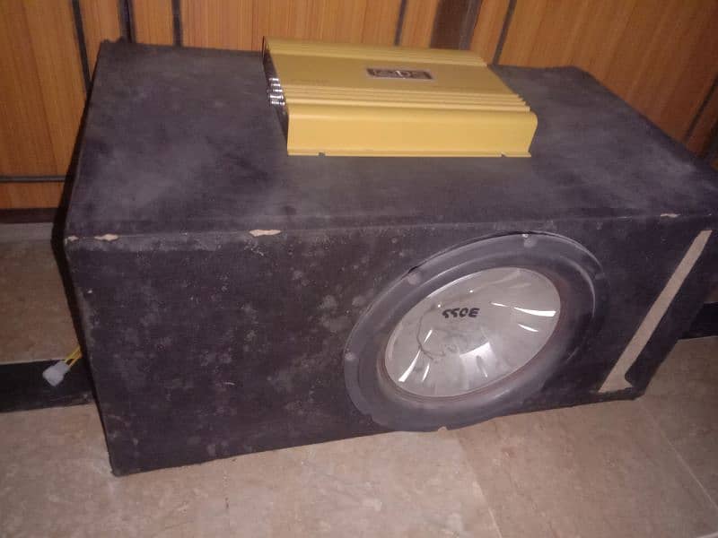 only 1 month used new condtion 4000W Amp +boss boofer best base sound 0