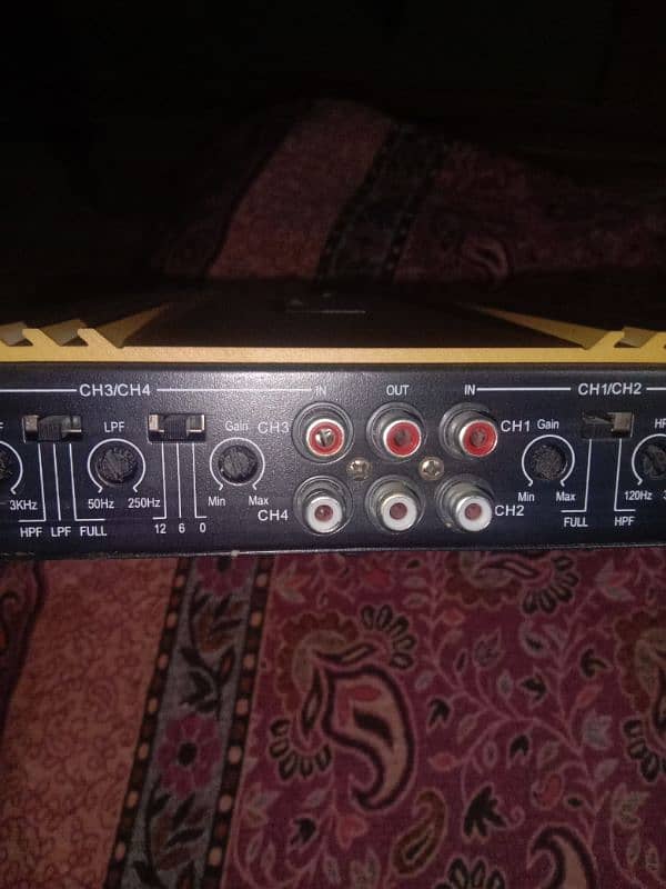 only 1 month used new condtion 4000W Amp +boss boofer best base sound 2