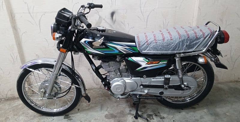 Honda CG 125 2023 model First owner Karachi num 03100206928 2