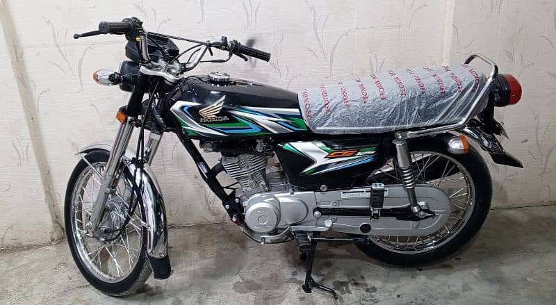 Honda CG 125 2023 model First owner Karachi num 03100206928 3