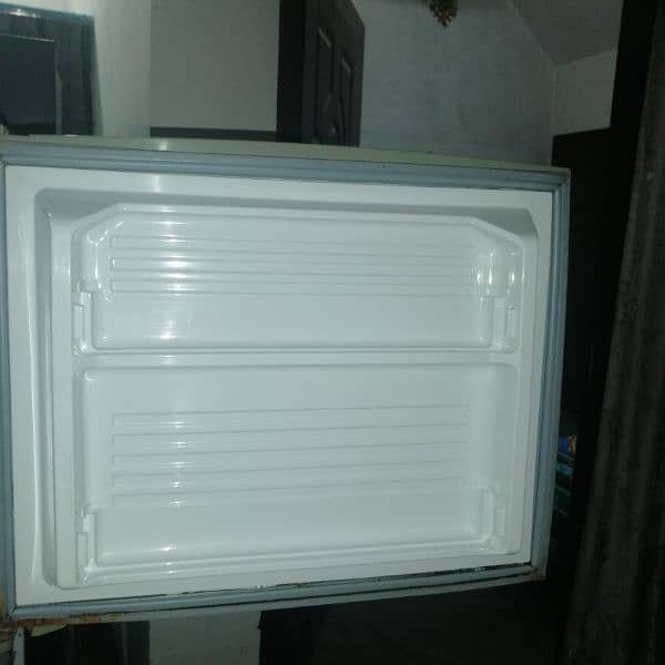 Medium Dawlance refrigerator for sale 1