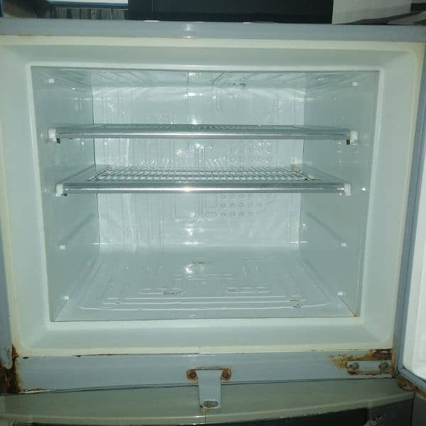 Medium Dawlance refrigerator for sale 2