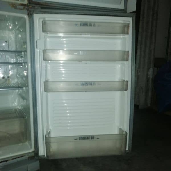 Medium Dawlance refrigerator for sale 4