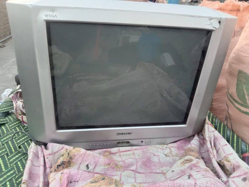 Sony television in OK condition along with TV trolley for sale 0