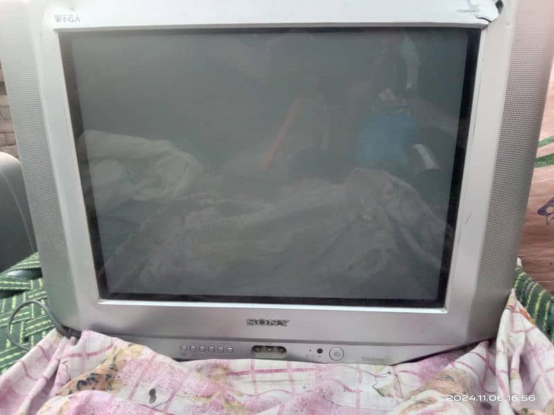 Sony television in OK condition along with TV trolley for sale 1