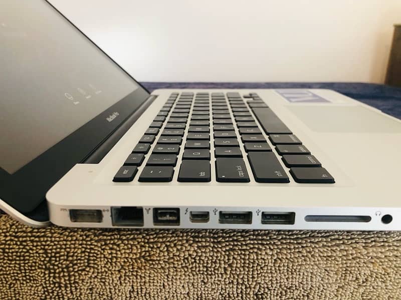 fresh piece 10/10 condition Macbook pro 9,2 core i5 8gb 500gb 7