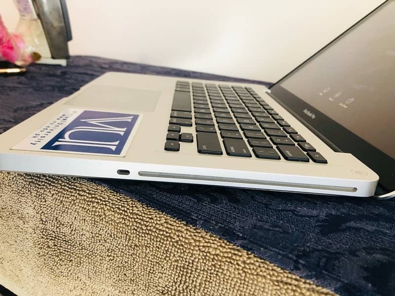 fresh piece 10/10 condition Macbook pro 9,2 core i5 8gb 500gb 8