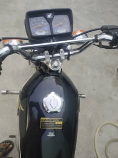 Honda 125 brand new only 2300 kilometer driven