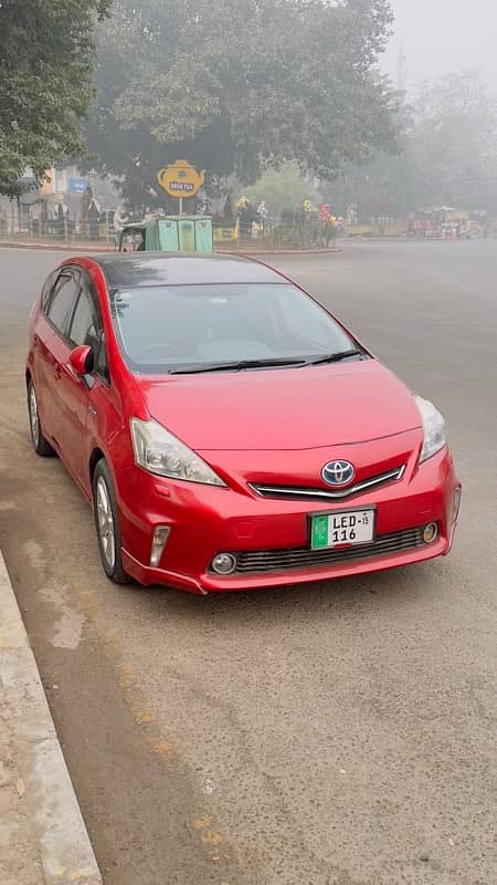 Toyota Prius Alpha 2012 1