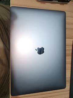 Macbook Pro 2018, 15 inch, 4gb graphic card, Core i7