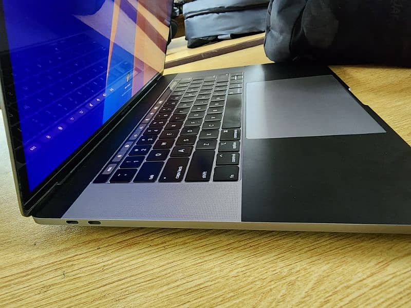 Macbook Pro 2018, 15 inch, 4gb graphic card, Core i7 3