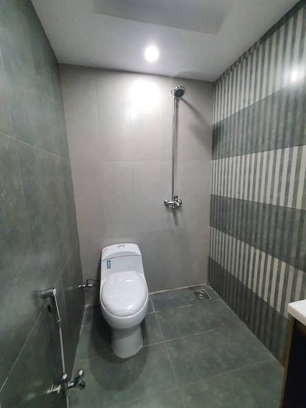 500 Square Feet Flat available for rent in Bahria Town - Sector E, Lahore 8