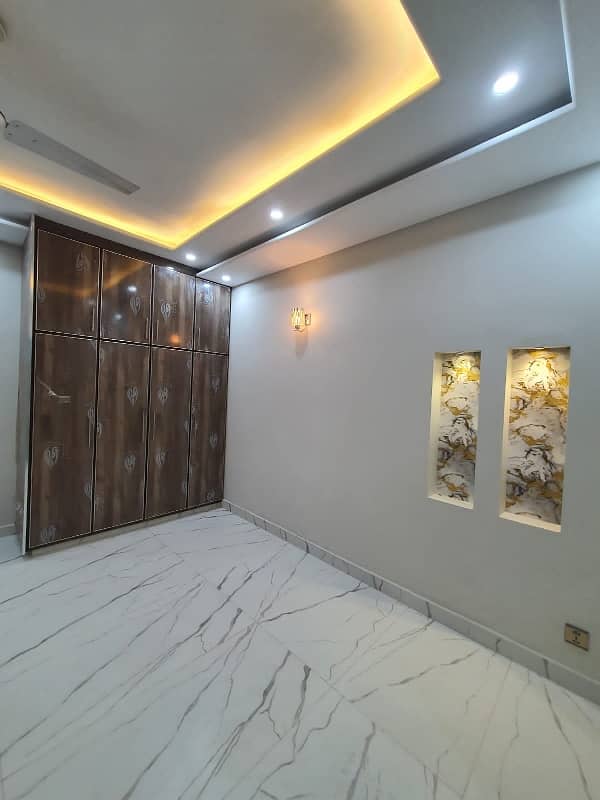 500 Square Feet Flat available for rent in Bahria Town - Sector E, Lahore 9