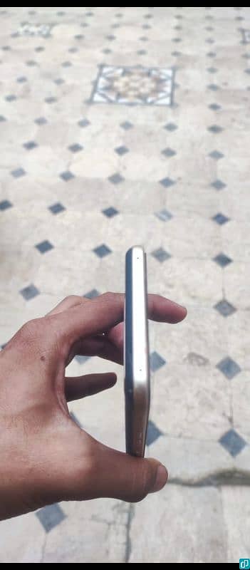 LG V60 5g. 10/10 condition(Read Description) 2