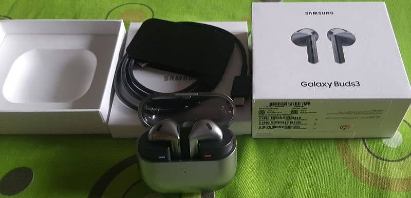 Samsung Galaxy Buds 3 - Silver 1