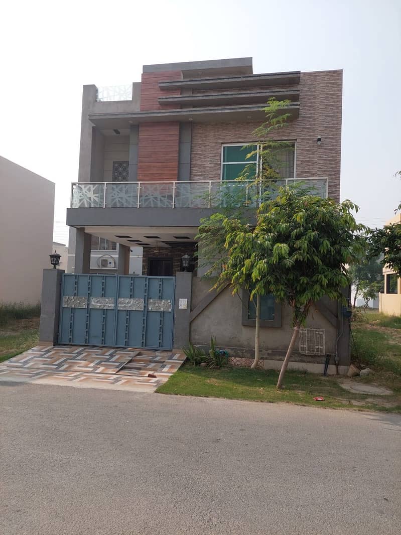 5 MARLA USED HOUSE WITH "GAS" IS AVAILABLE FOR SALE IN DHA PHASE 11 RAHBAR LAHORE  PRICE IS FULL N FINAL 0