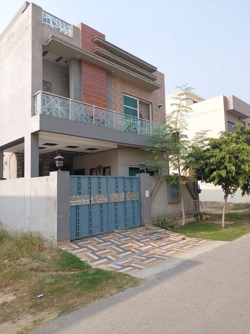 5 MARLA USED HOUSE WITH "GAS" IS AVAILABLE FOR SALE IN DHA PHASE 11 RAHBAR LAHORE  PRICE IS FULL N FINAL 1