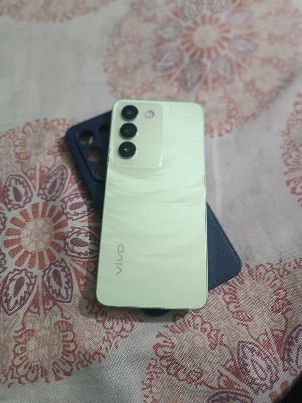 vivo Y100 (8gb) 256 7 maa Kee warranty ha condition 10 off 10 ha 0