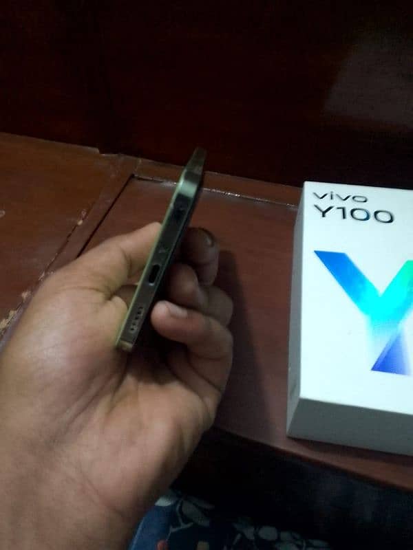 vivo Y100 (8+8)+256 gb . . . 10/10 condition. . 5