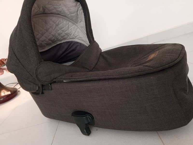 Carrycot With Mattress 5