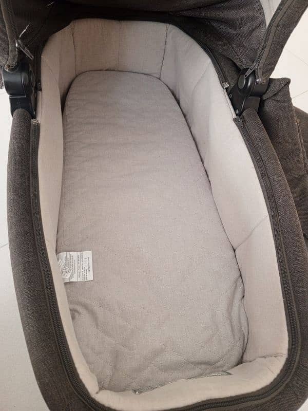 Carrycot With Mattress 8