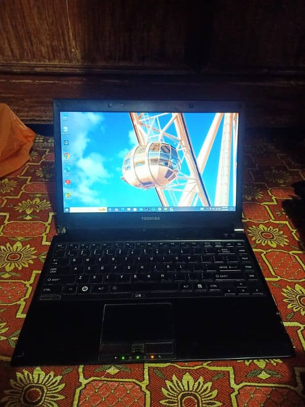 Toshiba Laptop with mouse 0