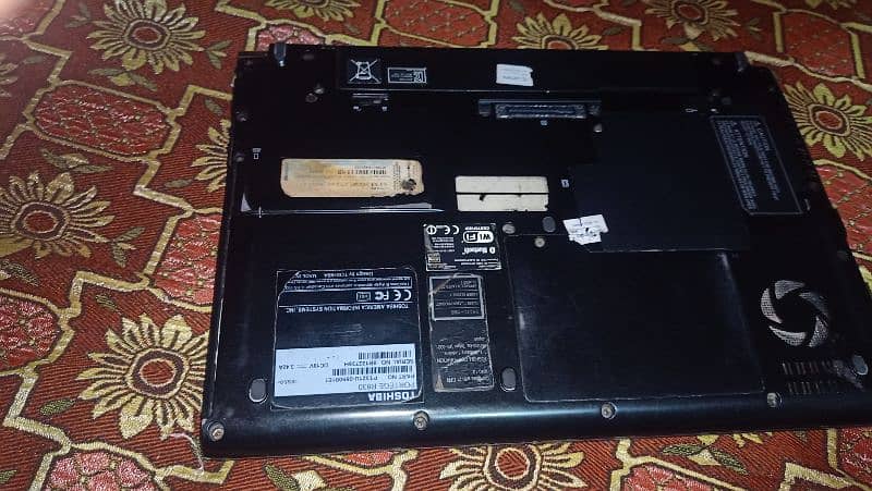 Toshiba Laptop with mouse 3