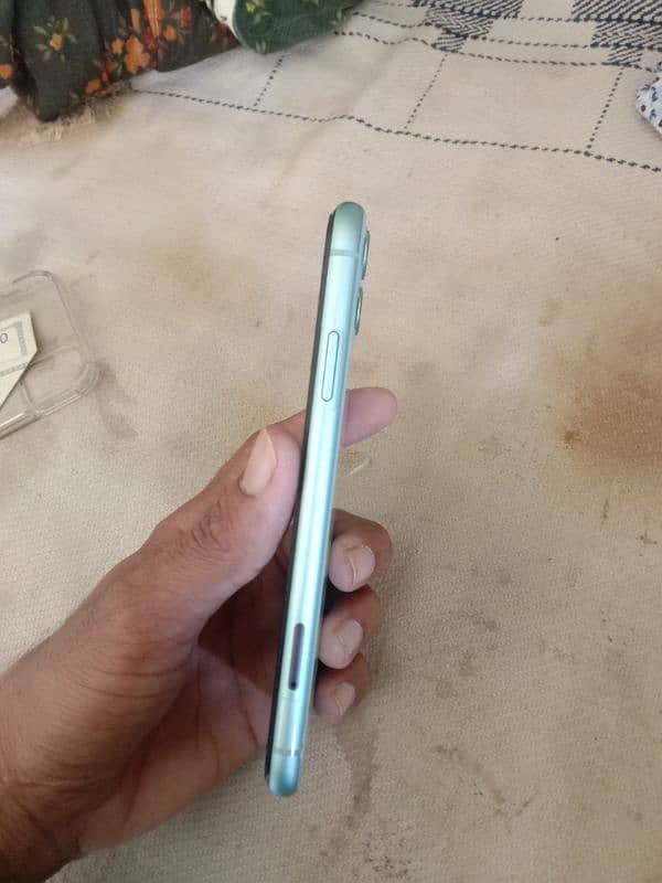 i phone 11 jv 64gb 10/10 condition 2