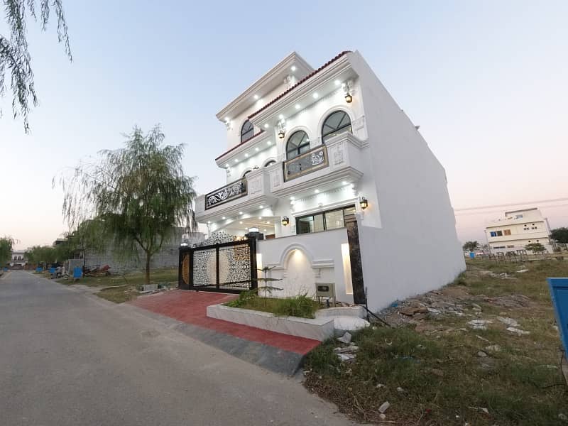 8 Marla Double Unit House Available. For Sale in Faisal Town F-18 Block C Islamabad. 2